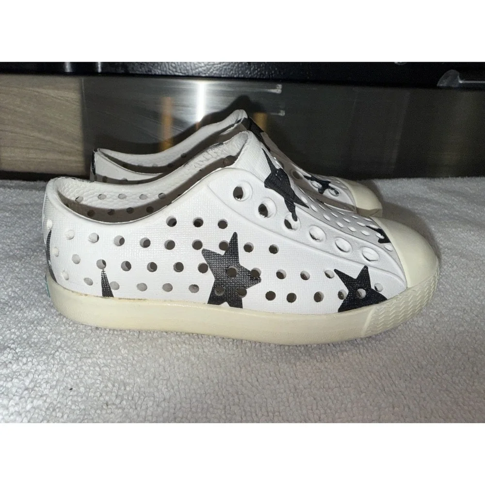 Native Kids Size‎ 5 Slip On Shoes White With Blue Stars